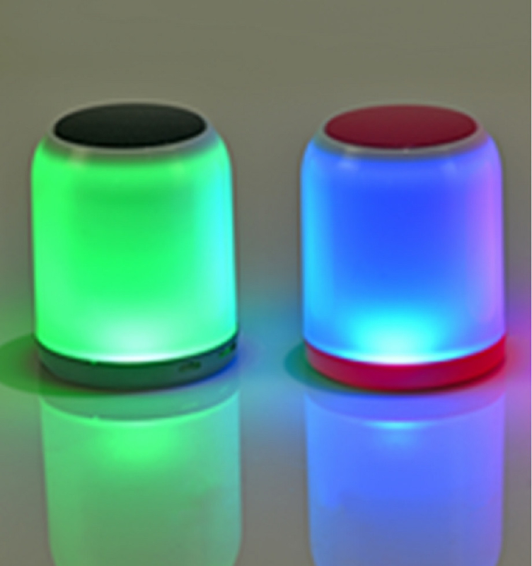 haut-parleur Bluetooth compact avec des lumières colorées 100Hz-18kHz Réponse de fréquence Prend en charge Bluetooth TF jusqu'à 32GB FM 52mm pilote
