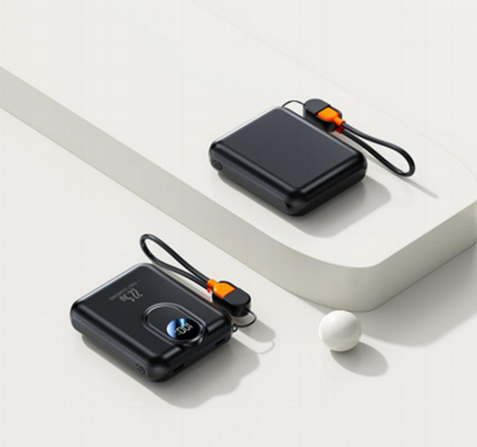 Batterie externe 10000mAh 22.5W Charge Rapide Câbles Intégrés Boîte Couleur