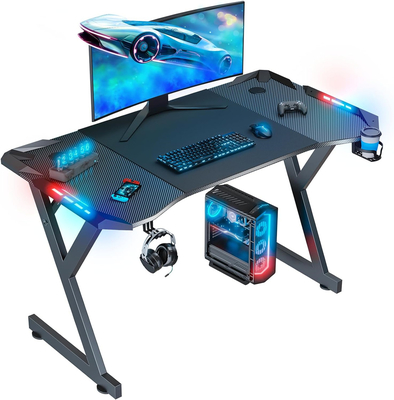 Bureau de jeu avec conception ergonomique Finition en fibre de carbone Lampes LED Accessoires pratiques pour les espaces de vie ou les joueurs